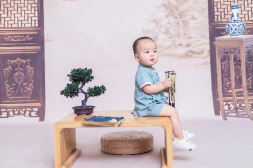 曹县宝宝边吃奶边挣扎烦躁